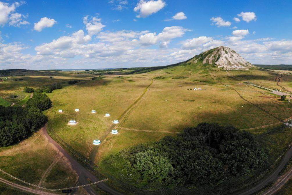 Панорама на гору и базу отдыха.