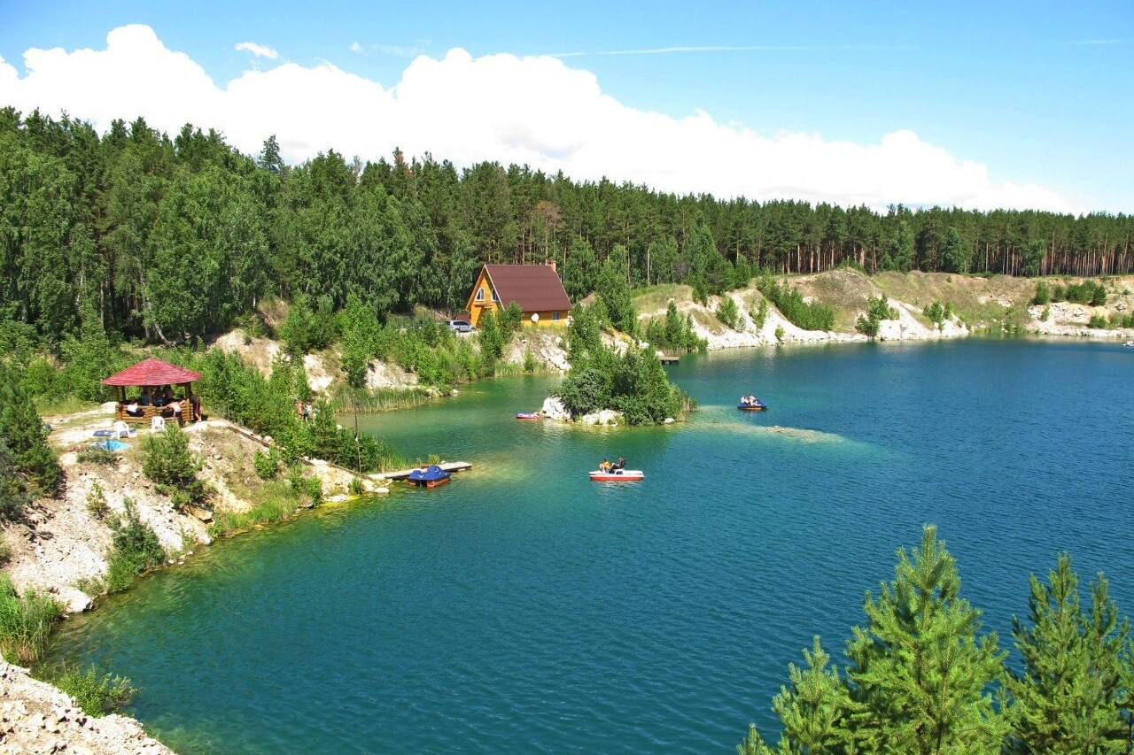 Берег обрывистый, есть места для спуска к воде.