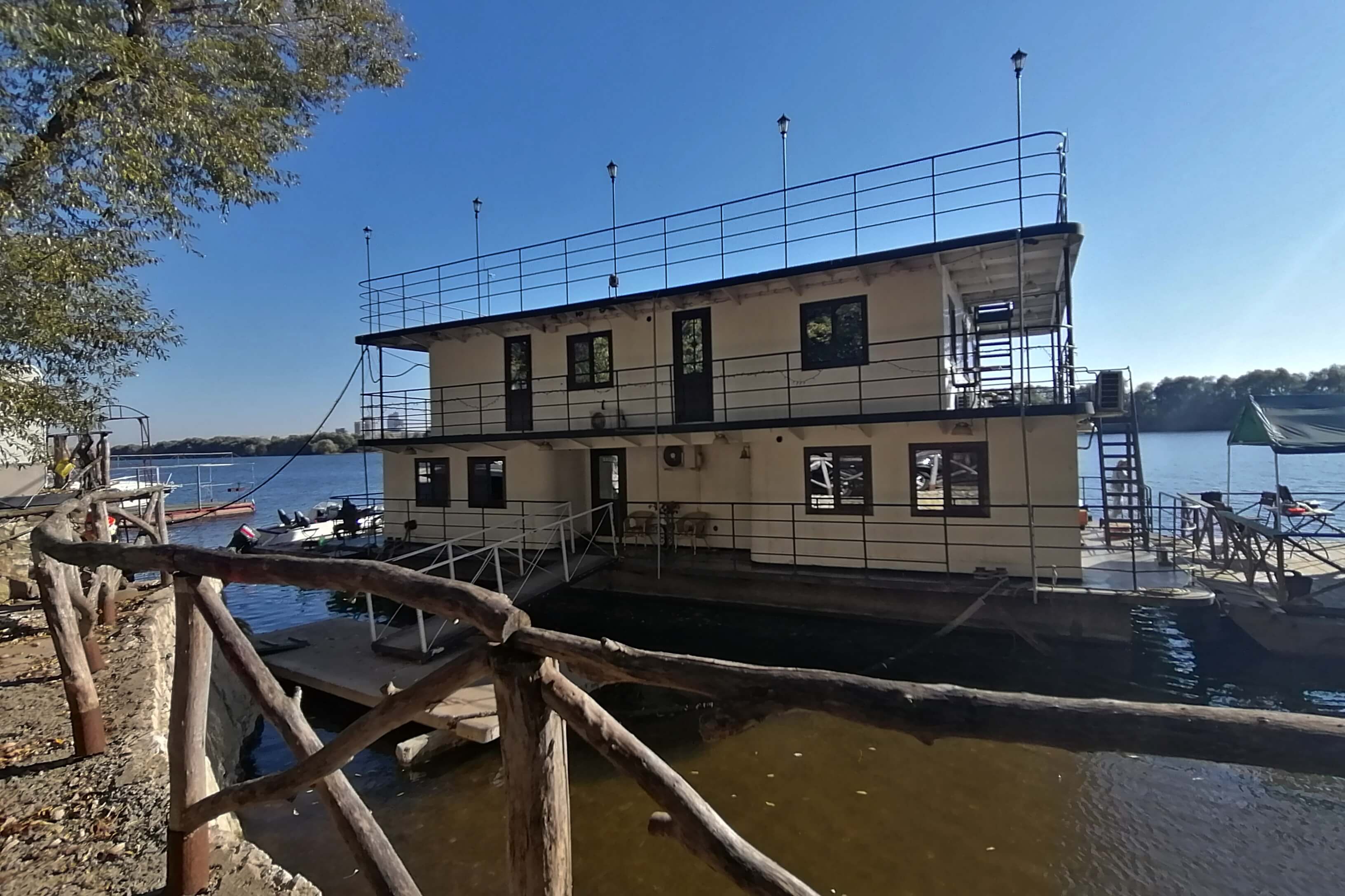 Старый дебаркадер-гостиница.