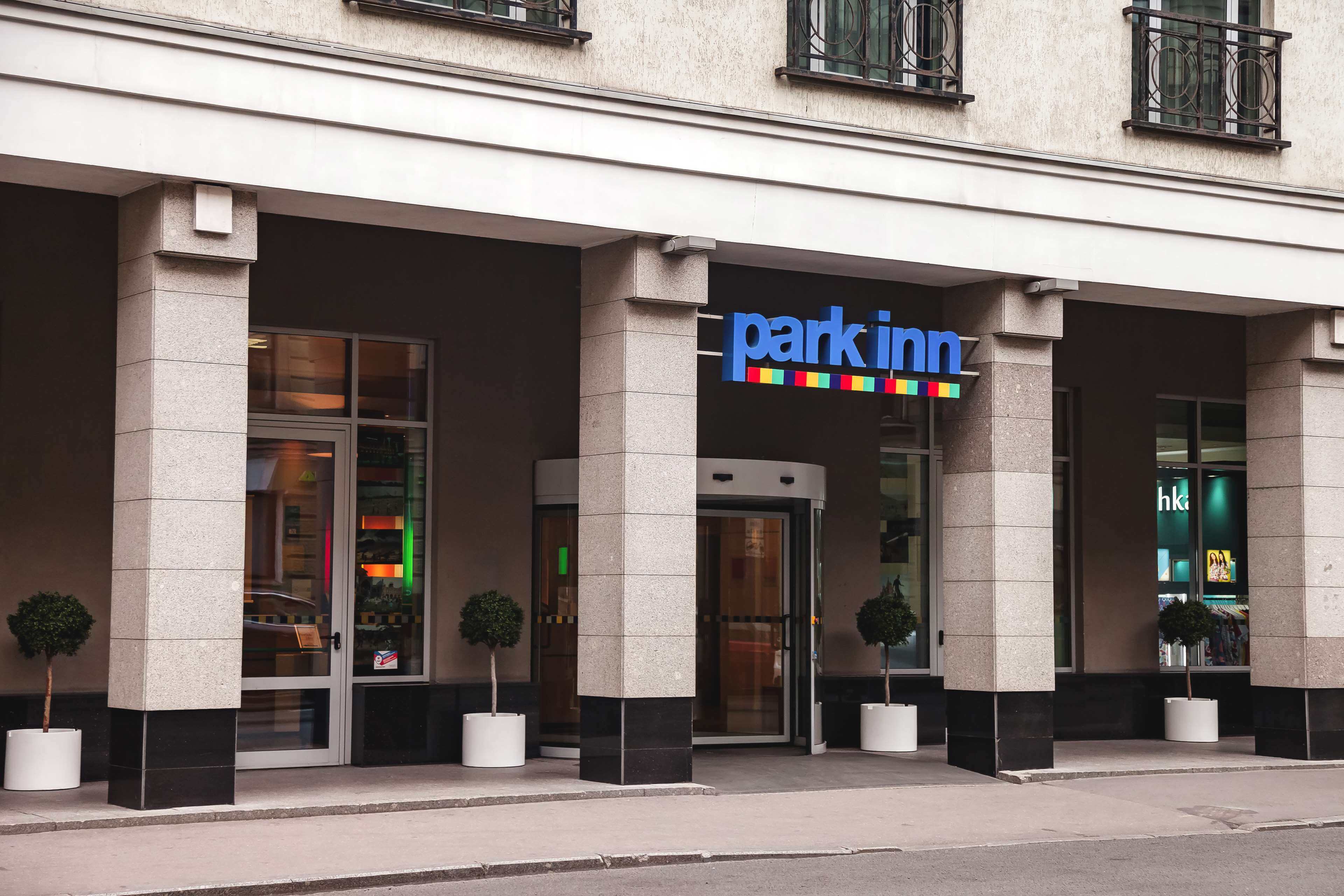 Знакомые каждому путешественнику буква: PARK INN.