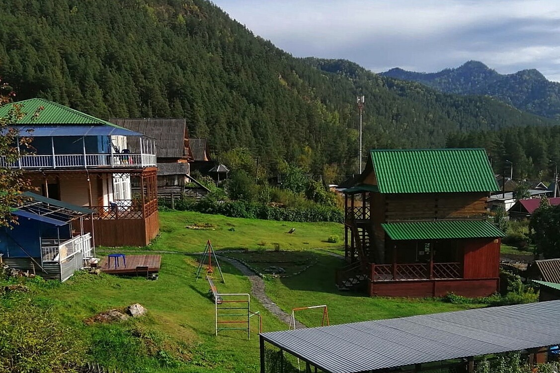 Территория с домами для отдыха.