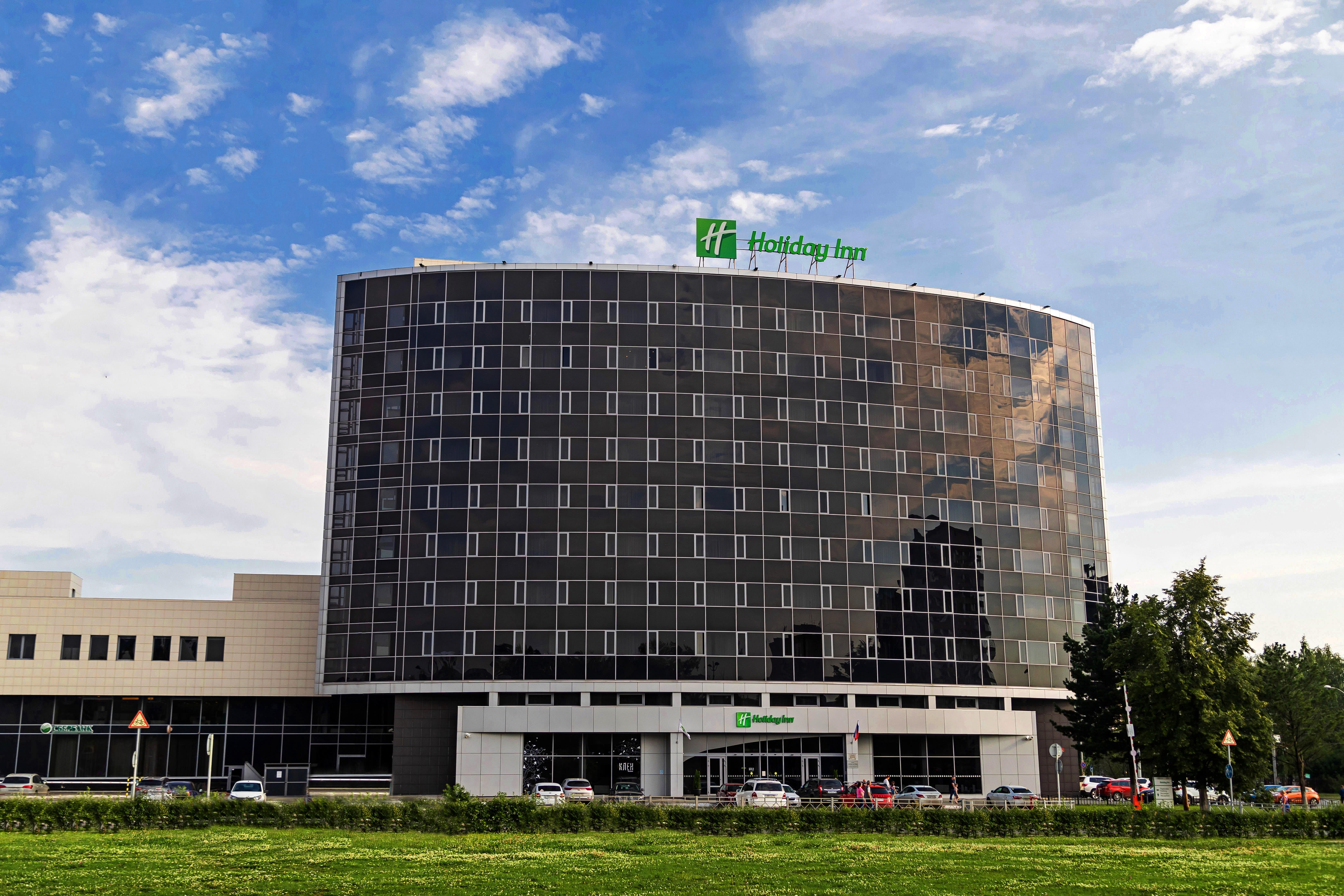 Огромный черный, стеклянный фасад. Holiday inn.