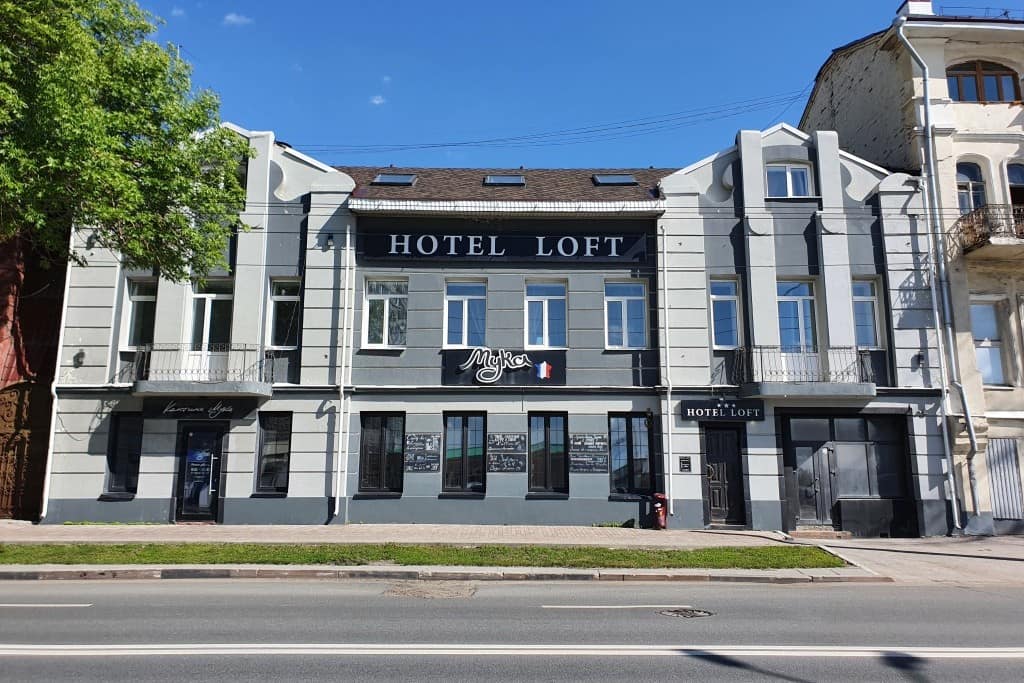 Центральный фасад: HOTEL LOFT.