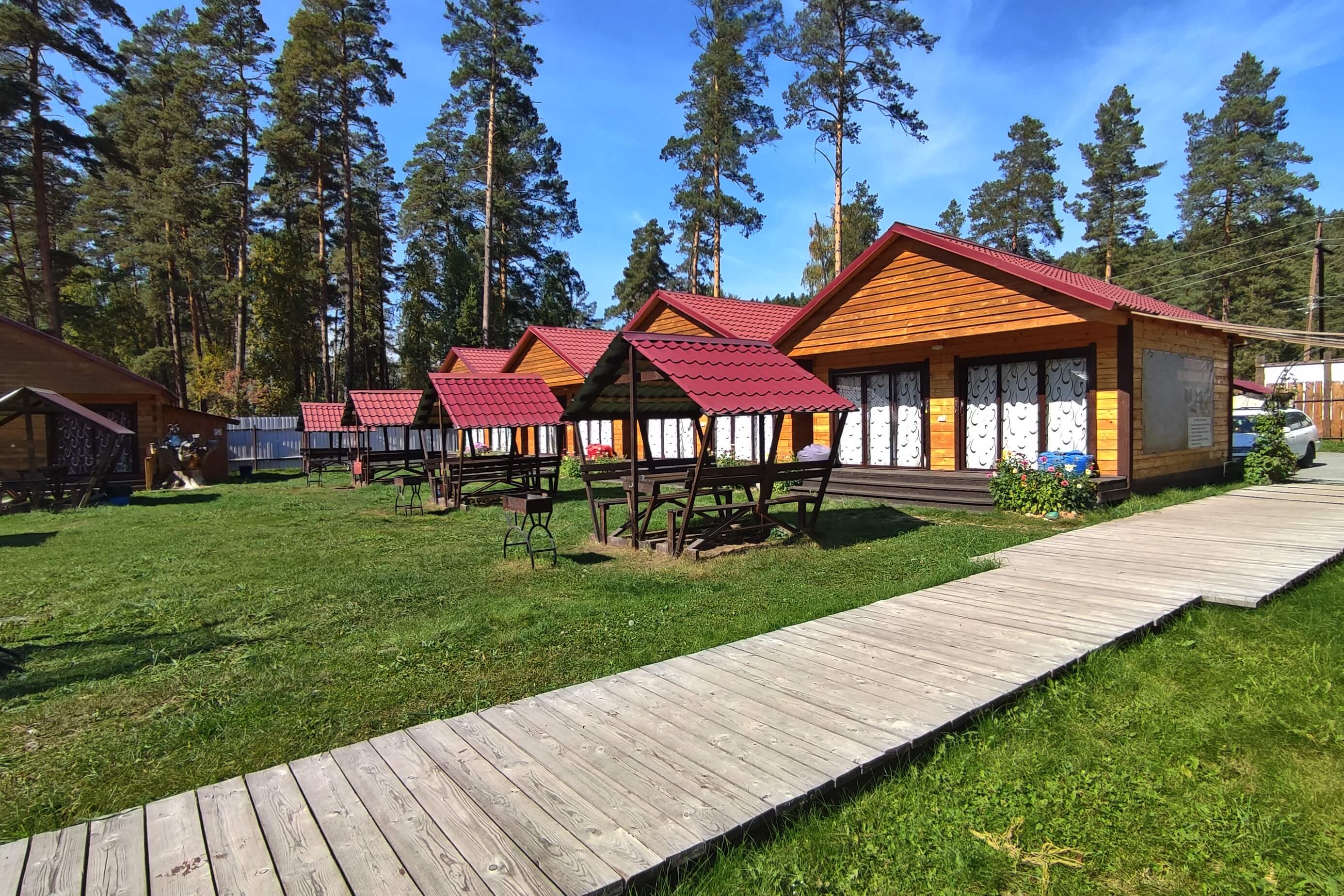 Возле каждого домика установлена индивидуальная беседка с мангалом.