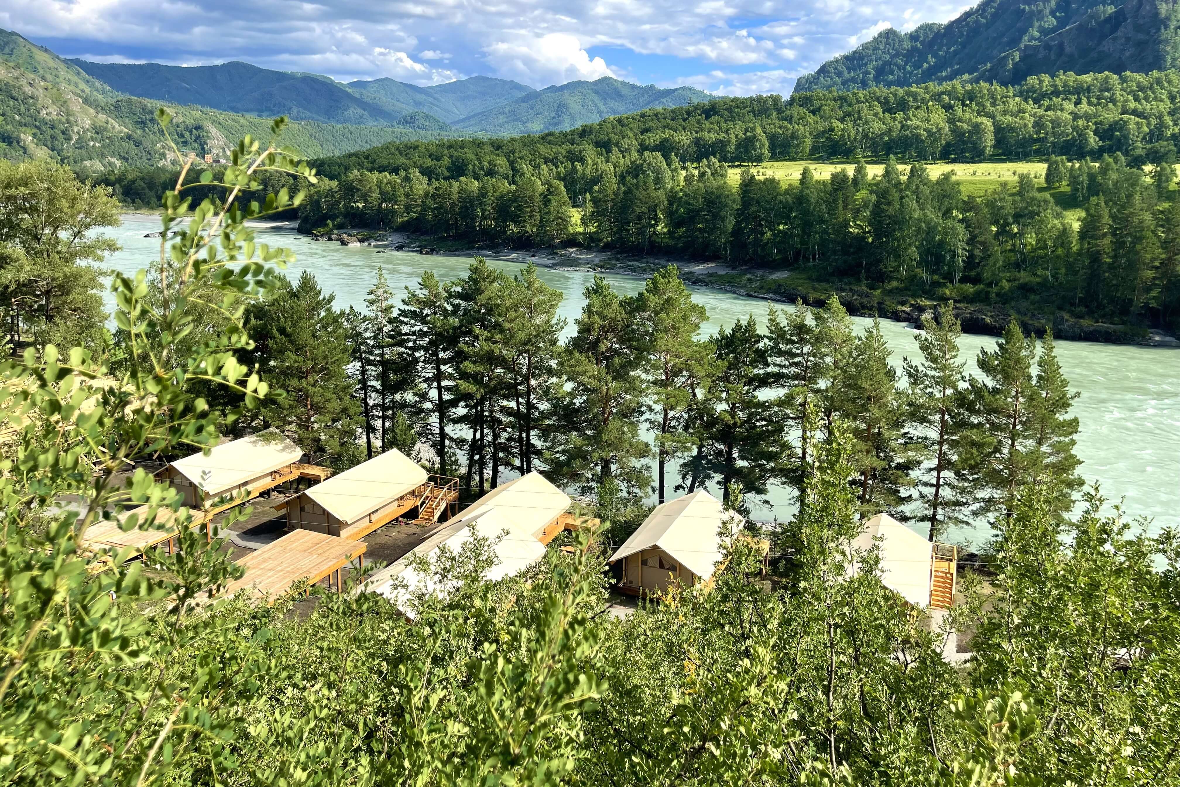 Панорамный вид: сафари-палатки и Катунь.