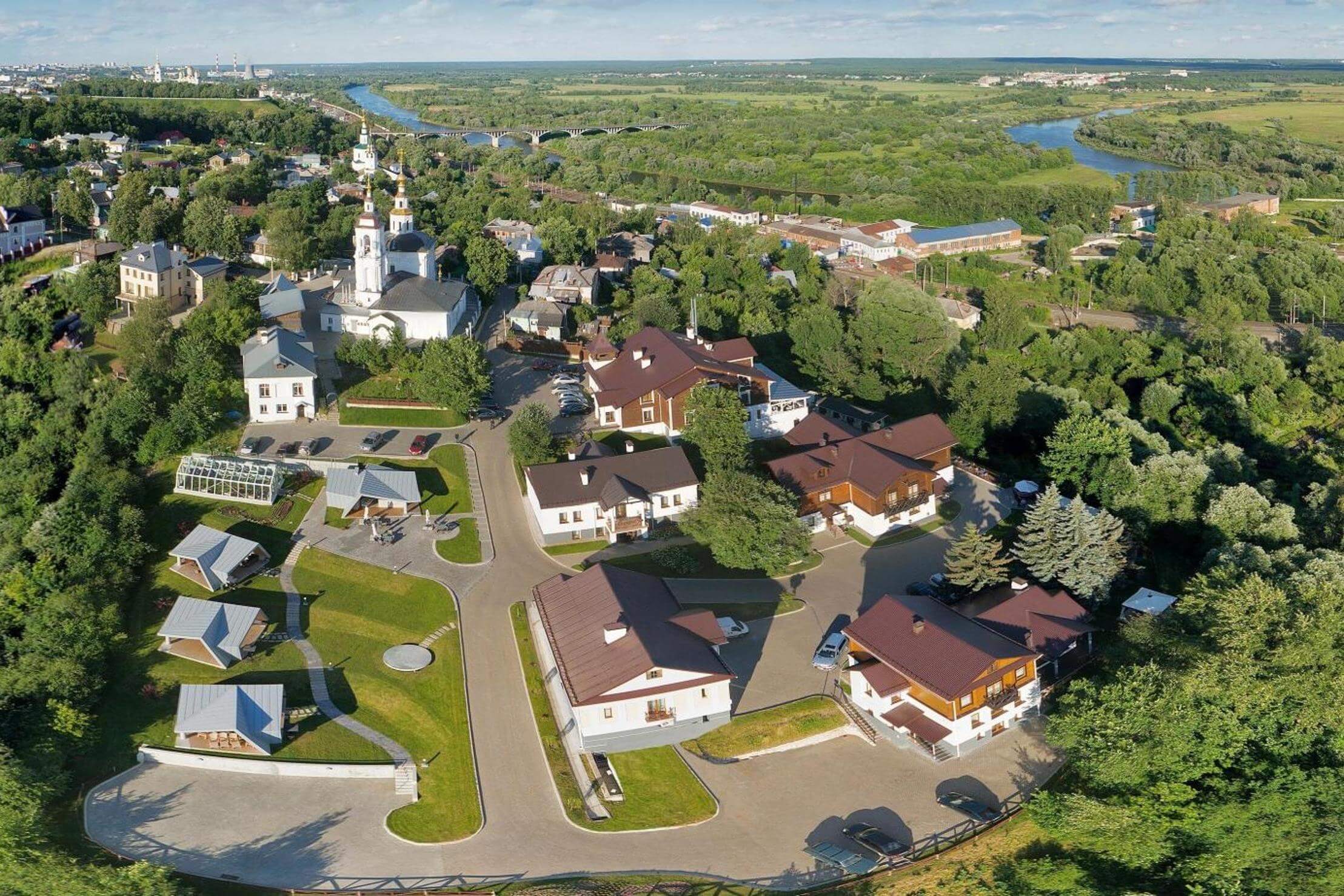 Панорамный вид: крыши домов и церковь с колокольней.