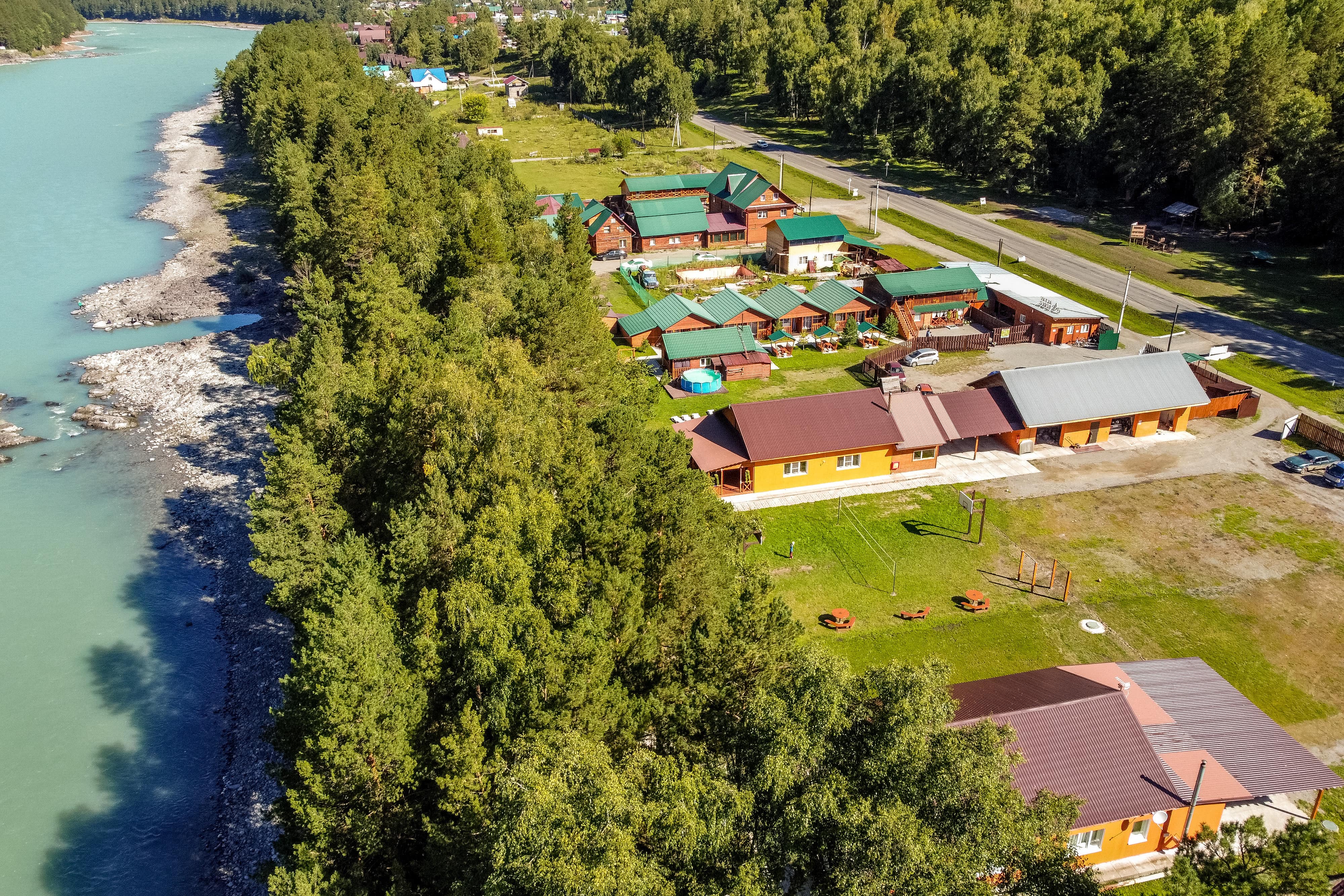 Панорамный вид: крыши домов и река.