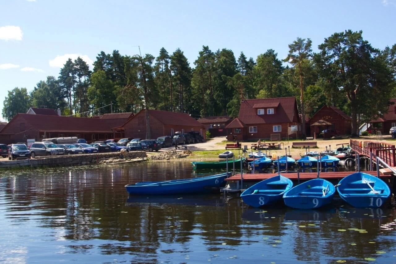 Берег озера. Лодки, домики, парковка.