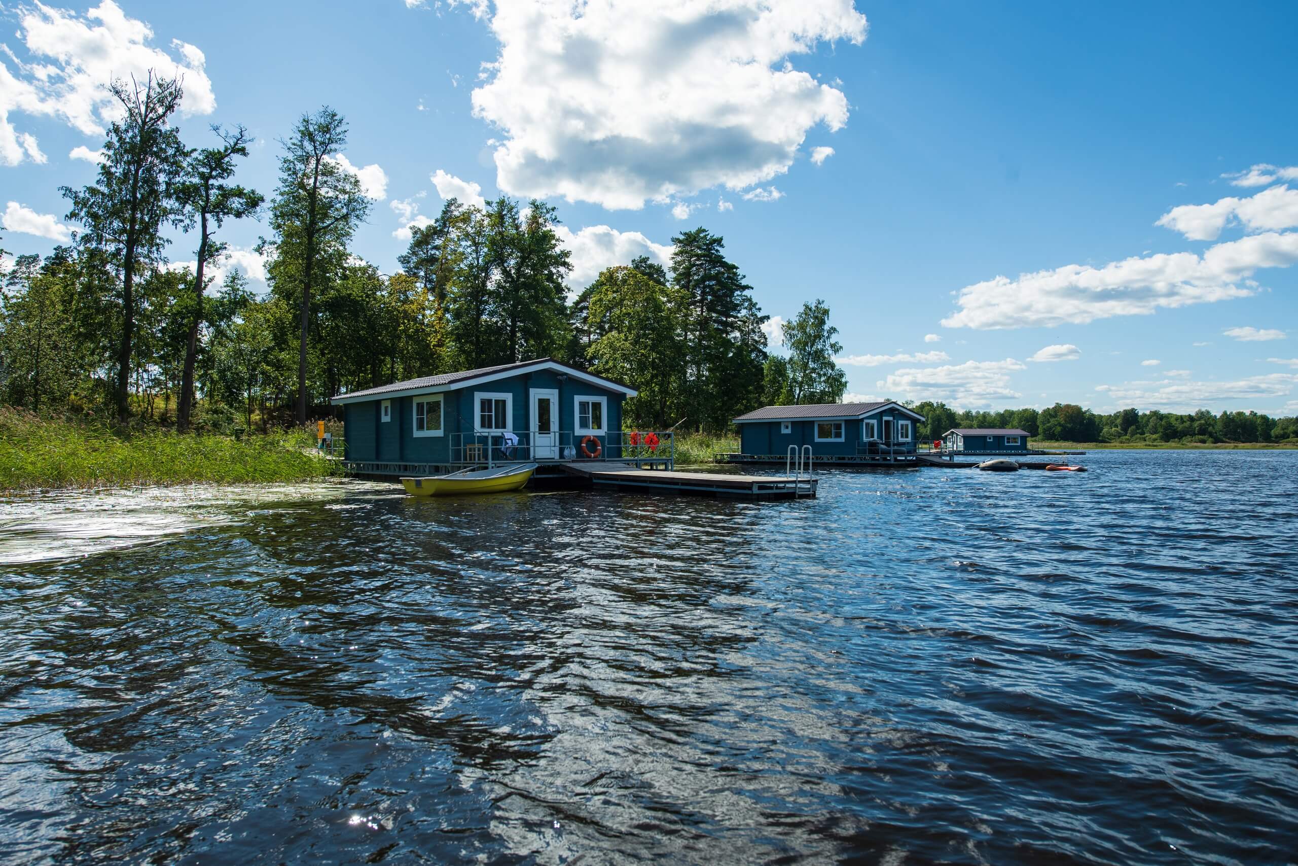 Несколько домиков установлены у кромки воды. Оборудованы собственные мини-пирсы.