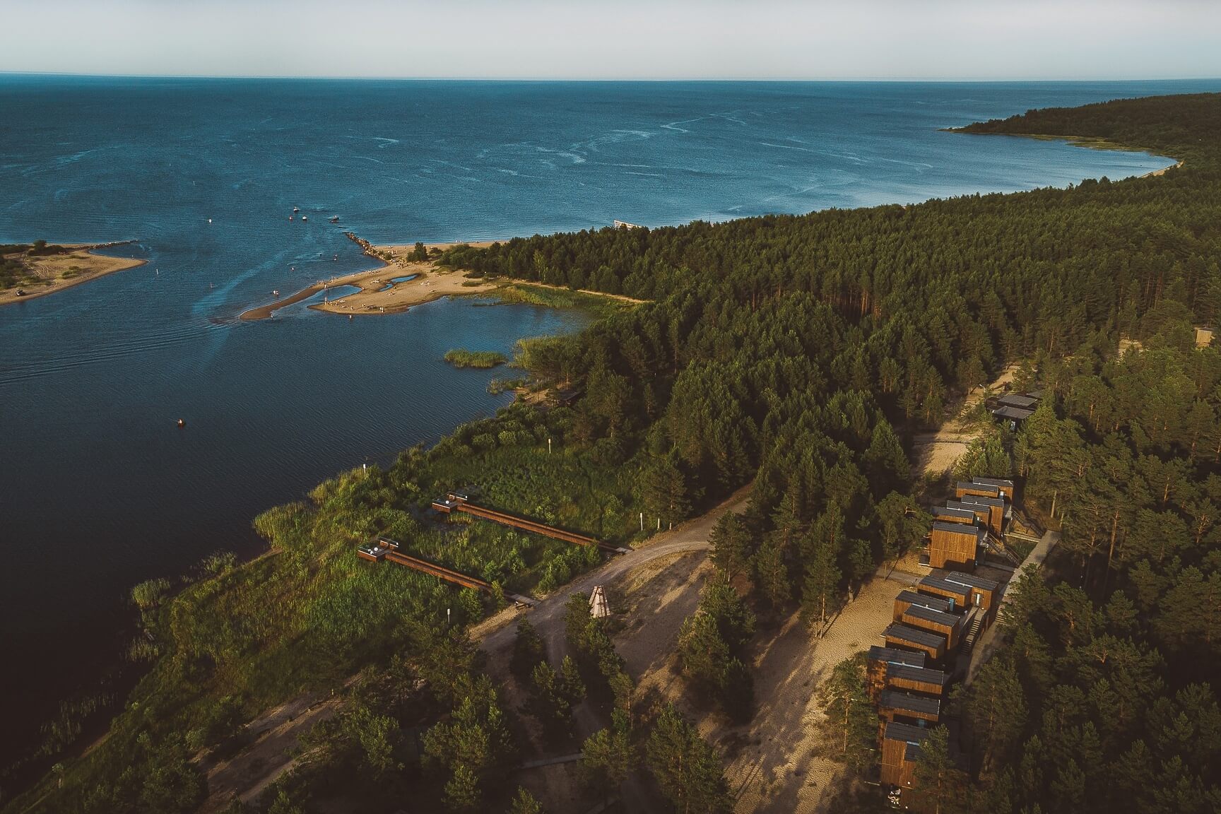 Панорамный вид: лес, Ладога и домики для отдыха.