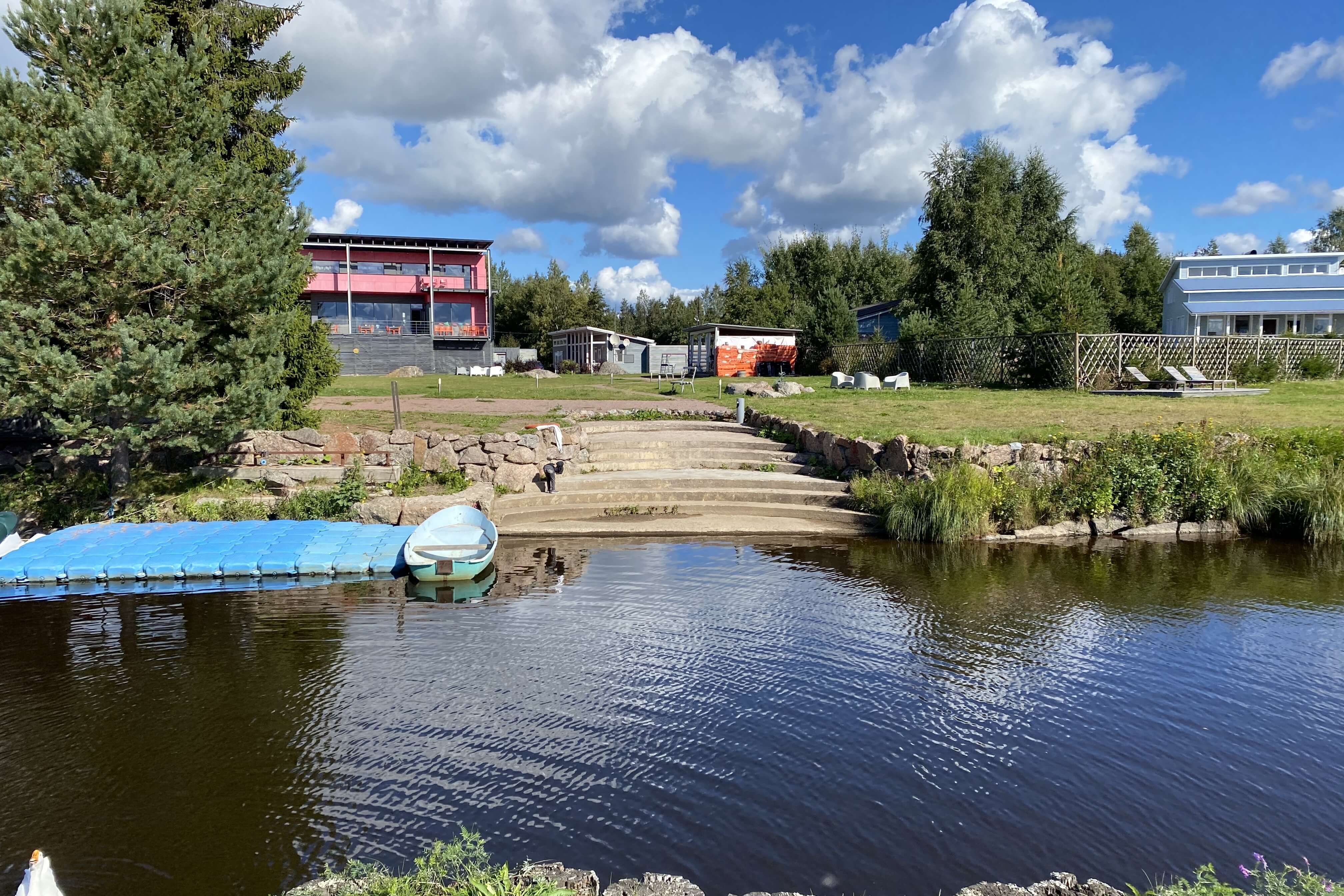 Оборудован удобный спуск к воде.