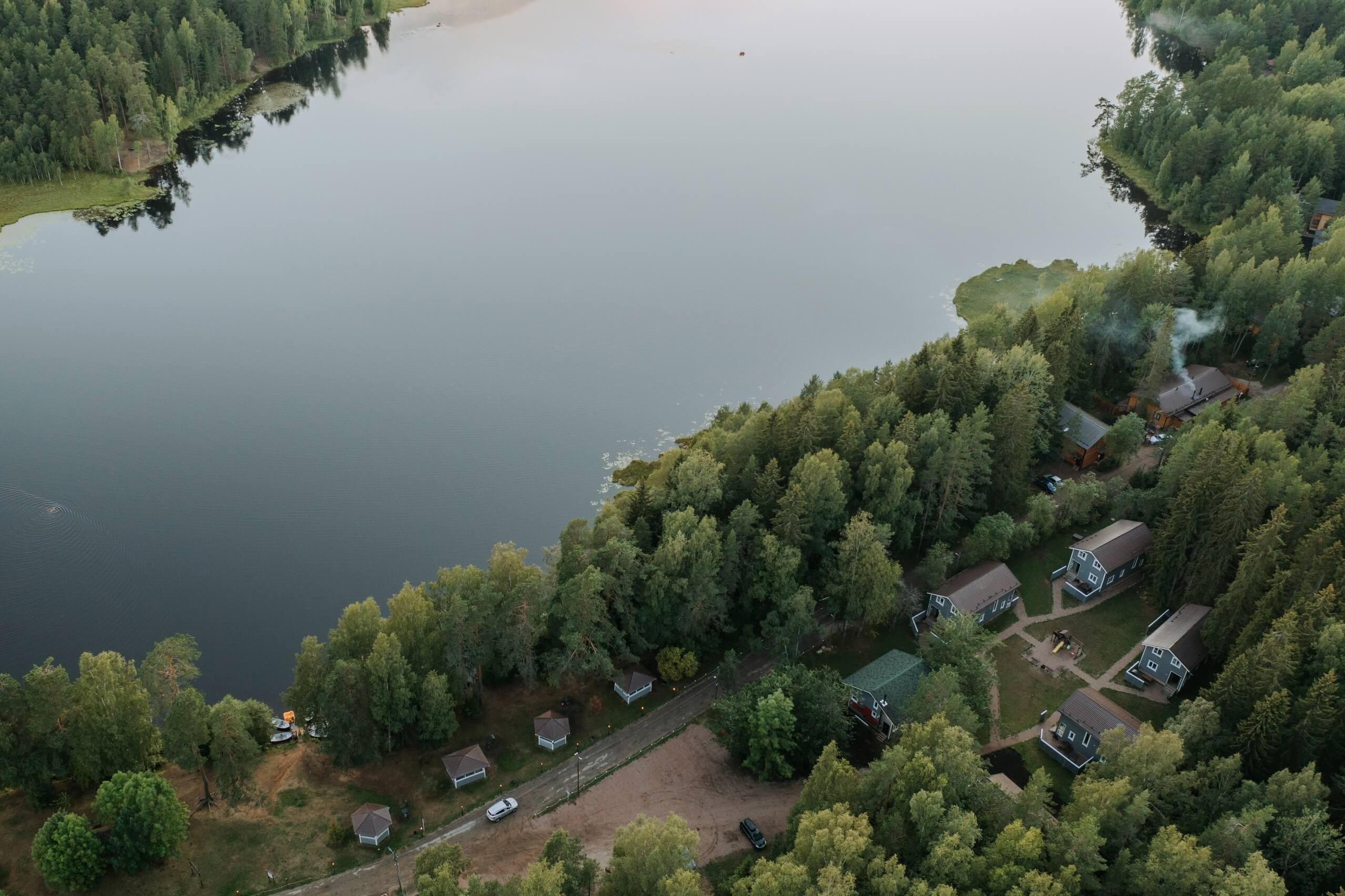 Все домики стоят в нескольких метрах от озера.