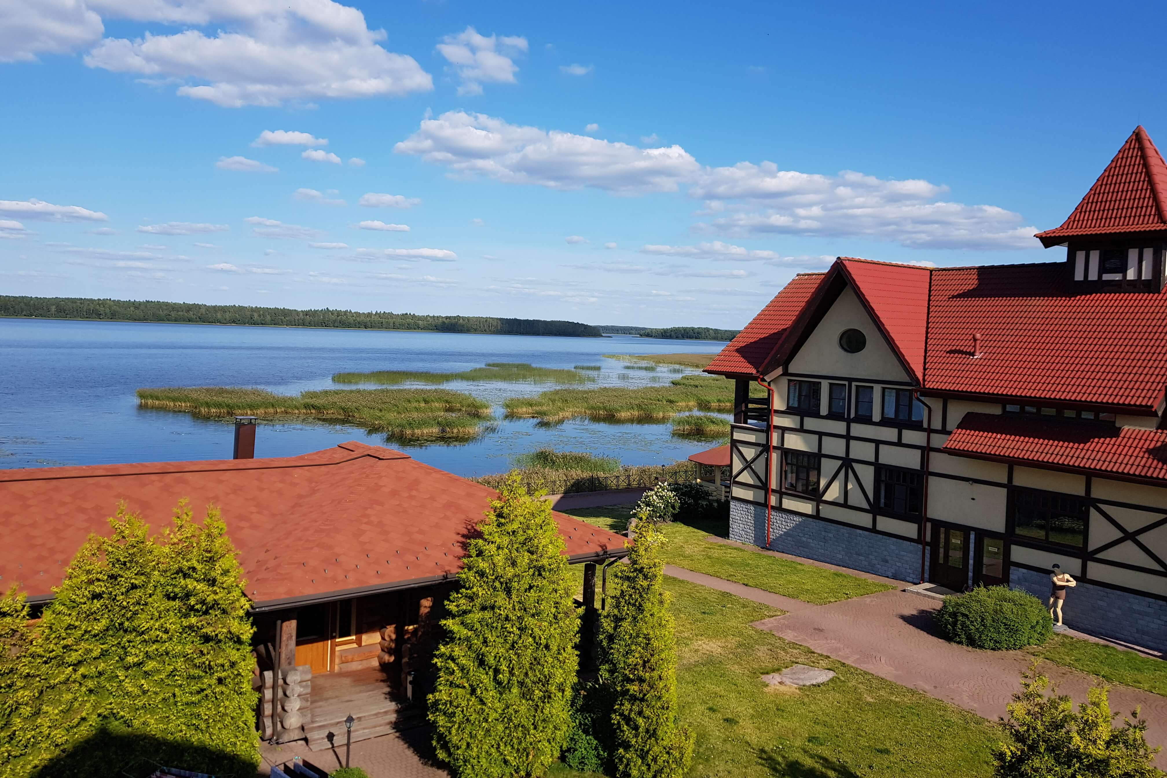 Дома стоят прямо у воды.