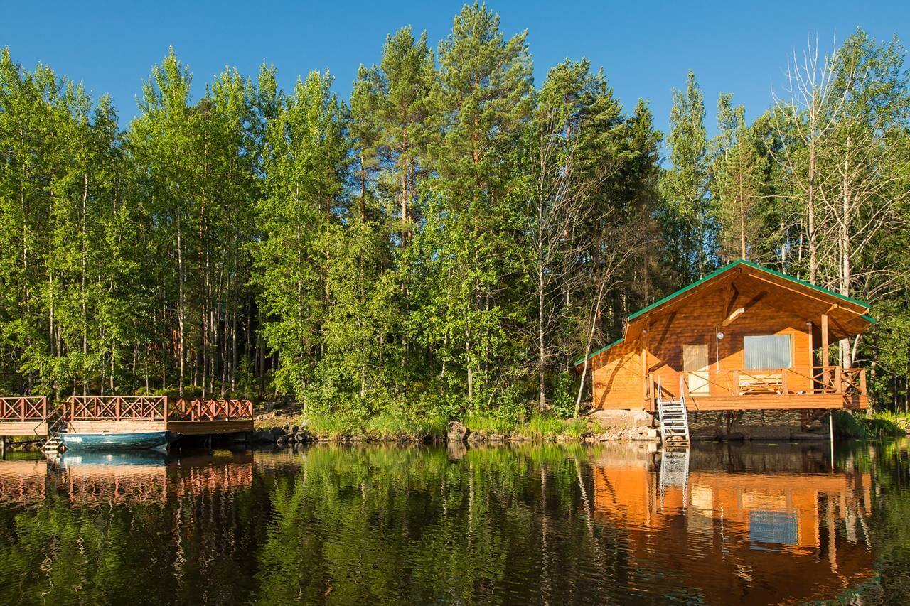 С террасы домика можно спуститься прямо в воду.