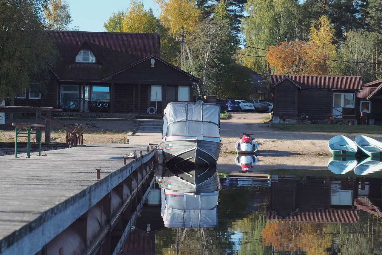 Пирс и лодки.