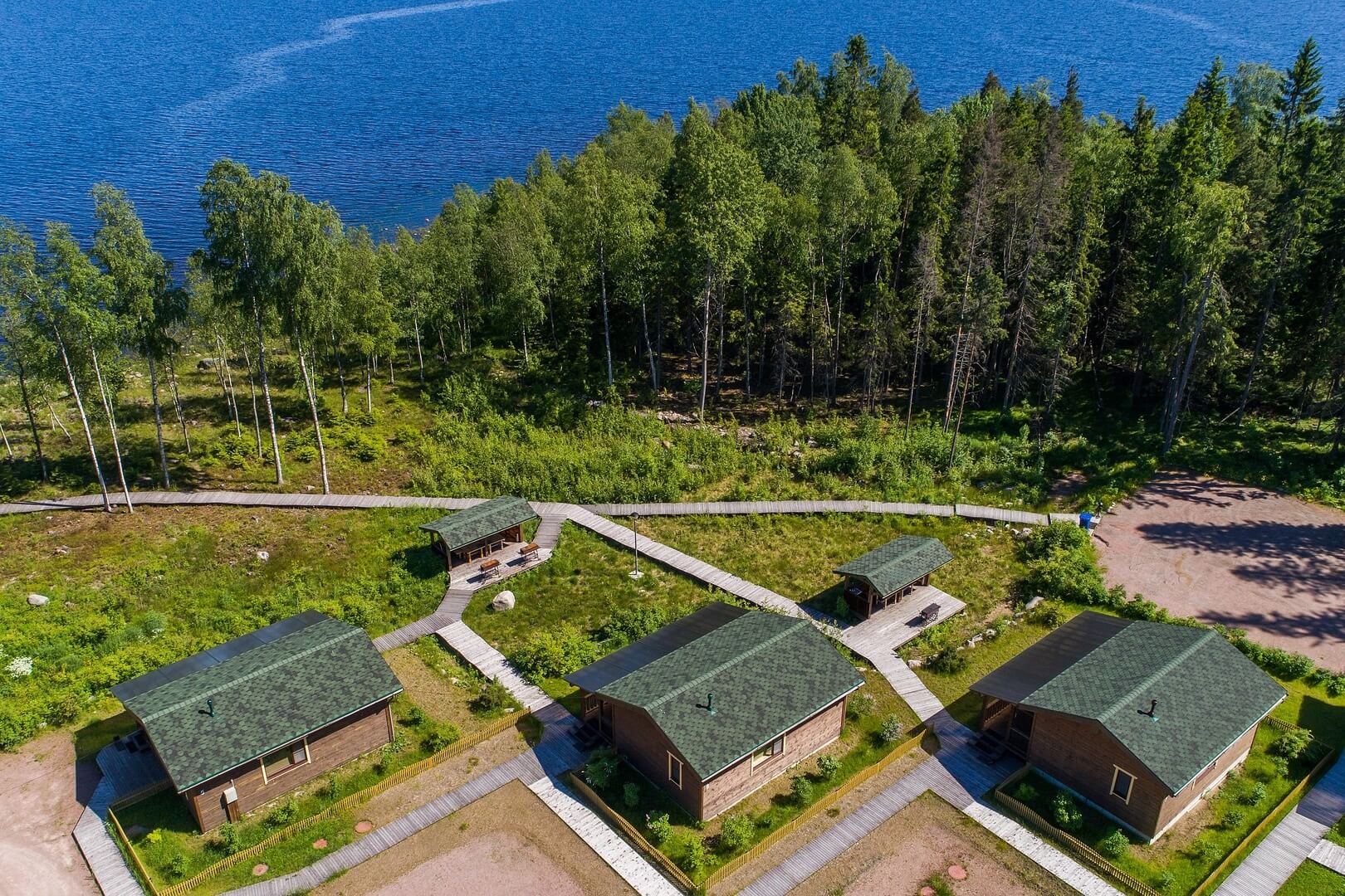 Панорамный вид: озеро находится в нескольких метрах от домиков.