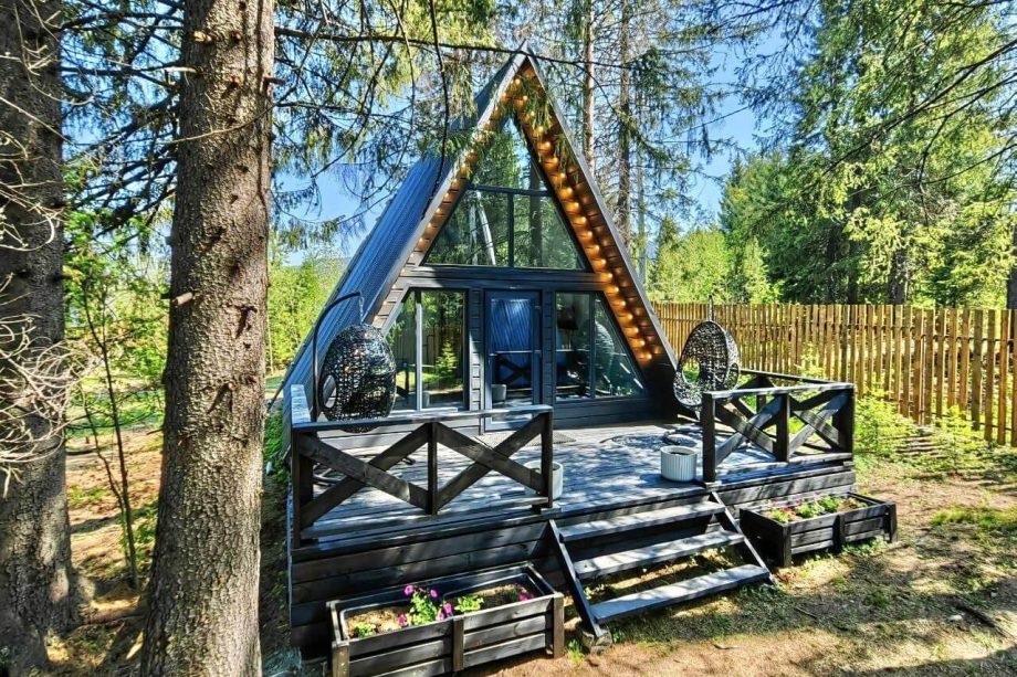 A-frame дом «Северное сияние». Красивая терраса для отдыха.