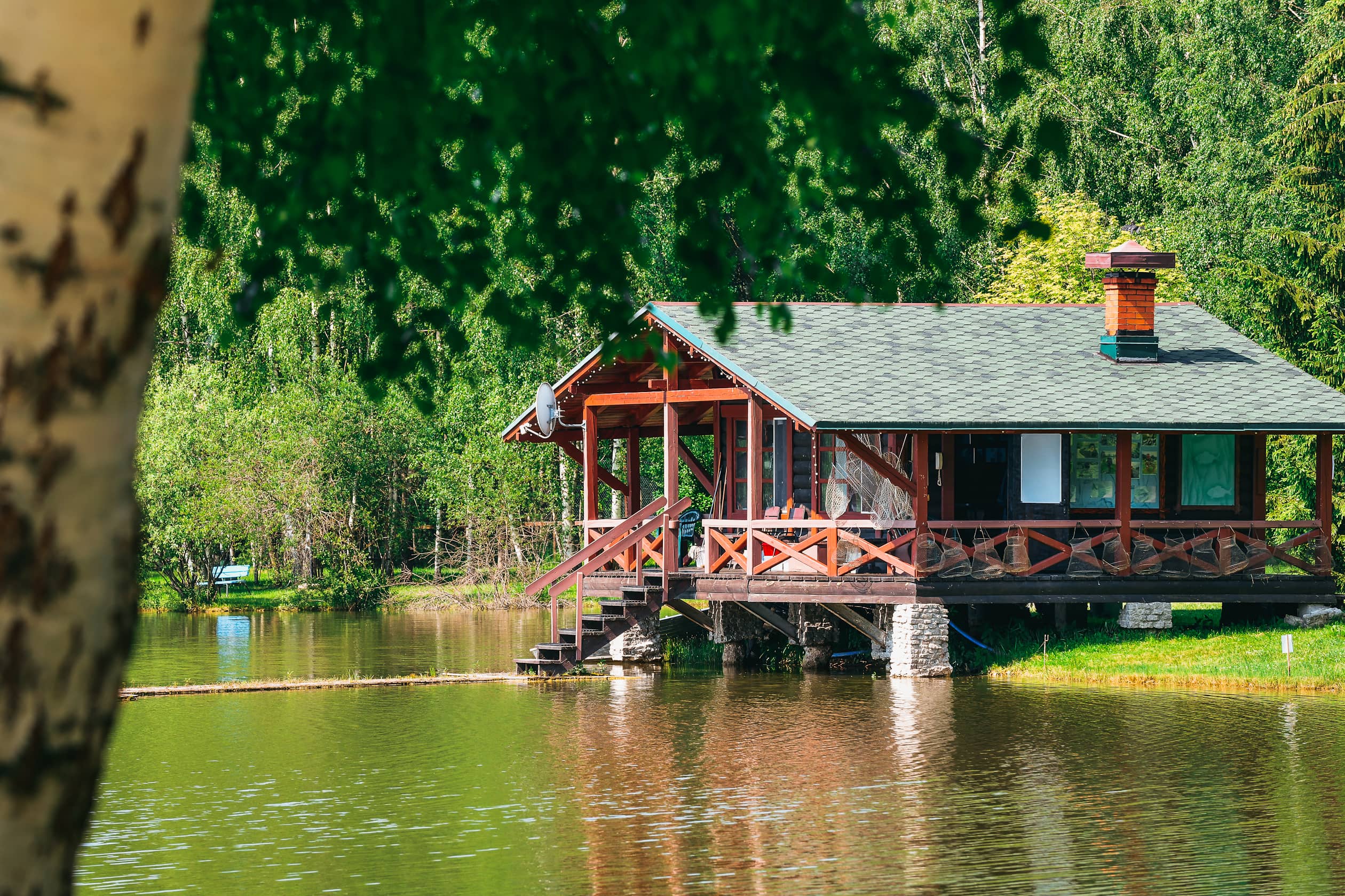 Красивый домик у воды.