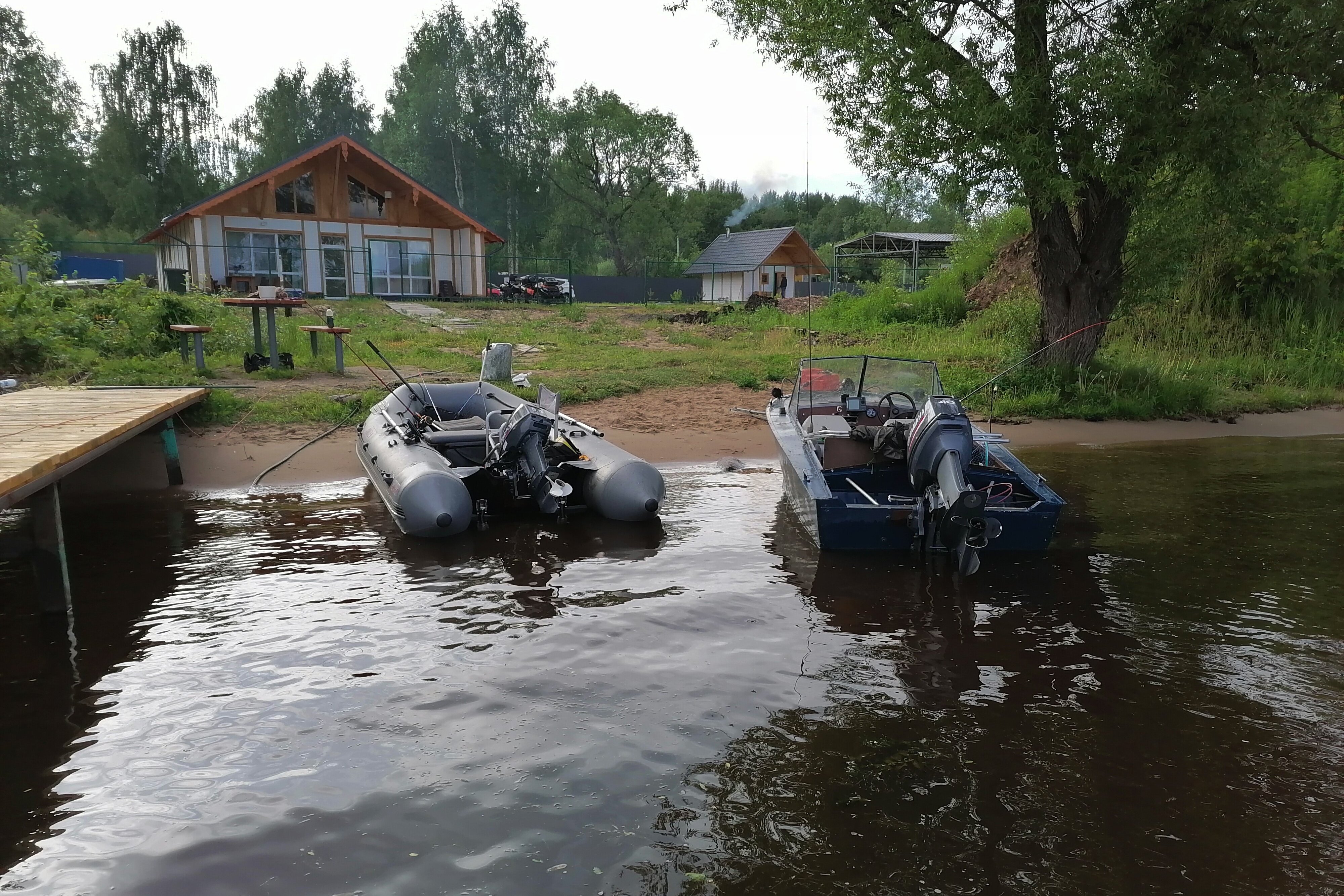 Лодки для рыбалки оборудованы хорошими моторами.